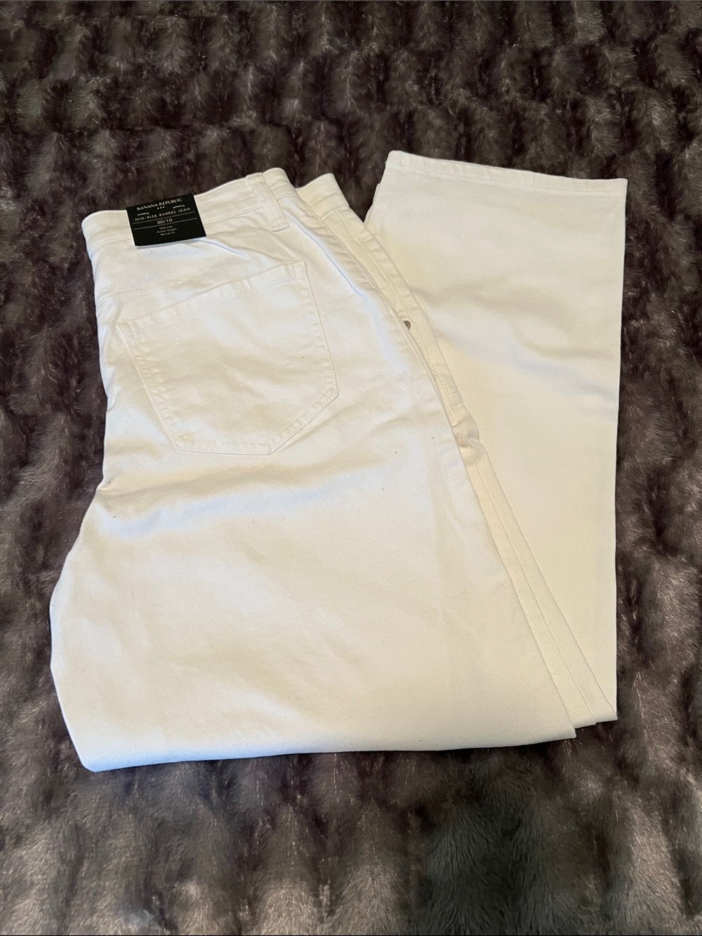 Banana Republic Women’s white Mid Rise Barrel Jean, size 30/10